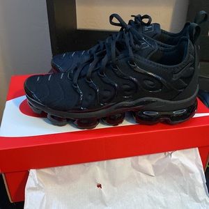 new nike air caper max plus size 8 all black